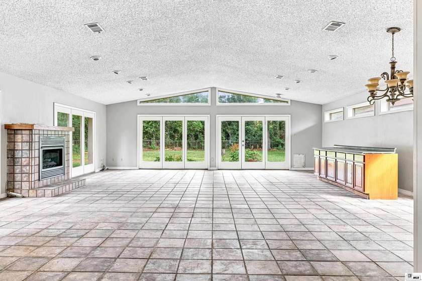 Spacious 3-bedroom, 2-bath home featuring fresh interior paint - photo 4