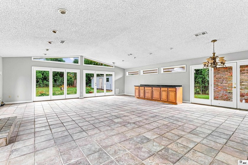 Spacious 3-bedroom, 2-bath home featuring fresh interior paint - photo 5