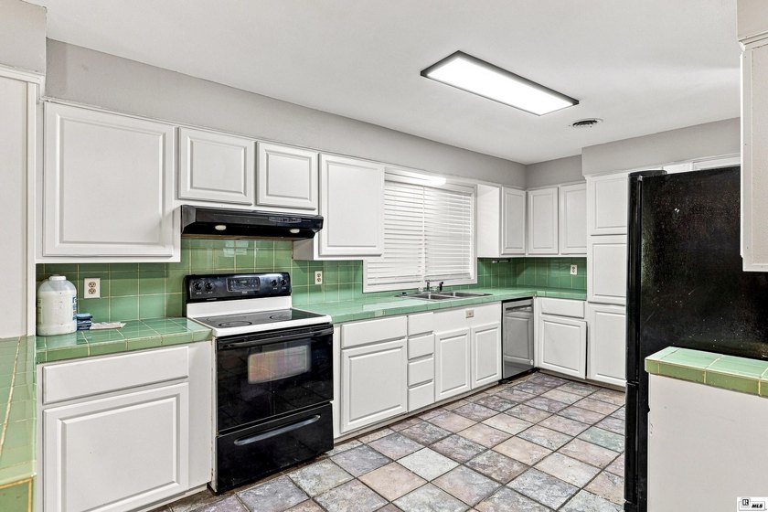 Spacious 3-bedroom, 2-bath home featuring fresh interior paint - photo 8