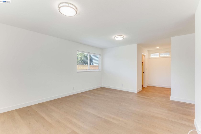 Welcome to this spacious and inviting 4-bedroom, 2.5-bathroom - photo 22