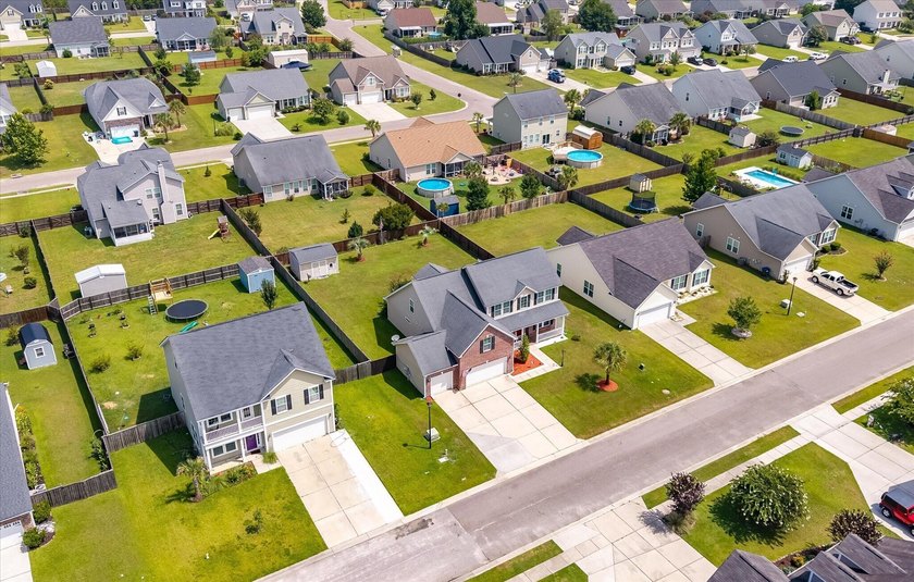 Welcome home to 2021 Triple Crown Lane in Bridlewood Farms! This - photo 4