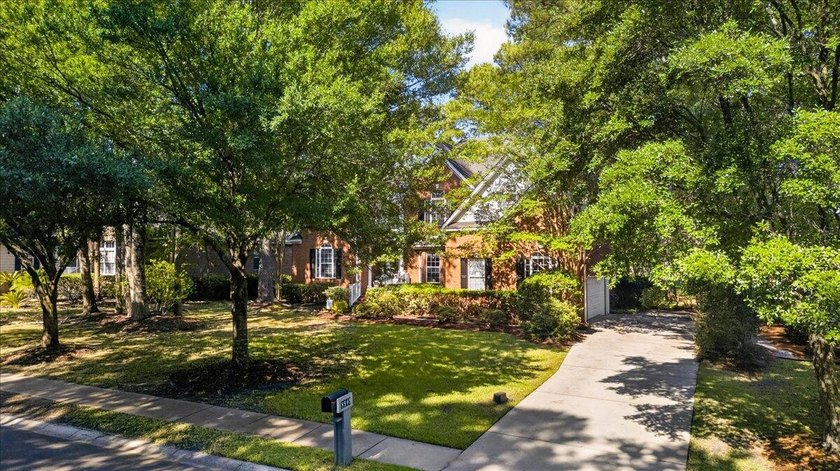 Set behind the gates of a sought-after golf course community of - photo 4