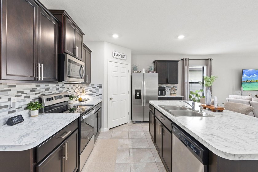 Welcome to this stunning spacious Cali model home located in the - photo 4