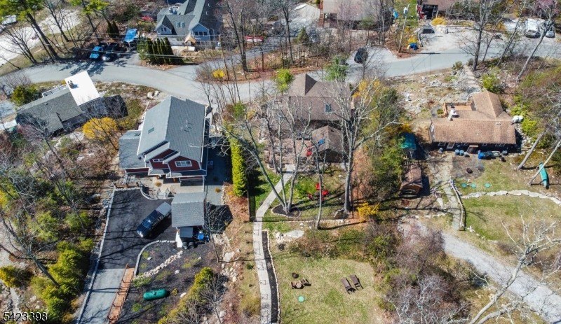 Welcome to your perfect lakeside escape! Nestled in the heart of - photo 2