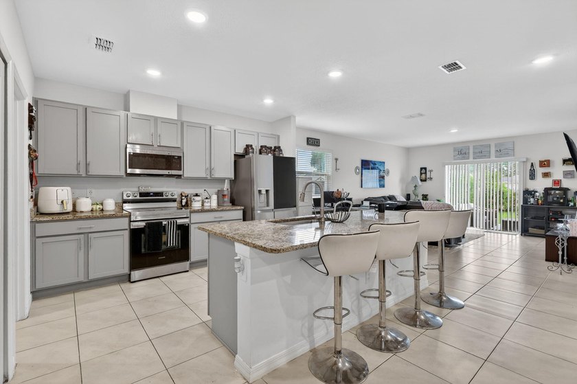 Short Sale Approved!! Beautiful 2023-built home with NO HOA - photo 10