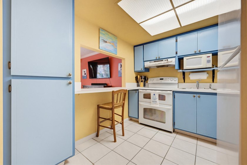 Enjoy easy FL. living in this charming 1-bedroom, 1-bath condo - photo 11