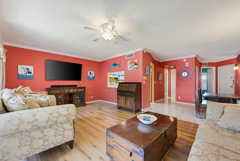 Enjoy easy FL. living in this charming 1-bedroom, 1-bath condo - photo 12