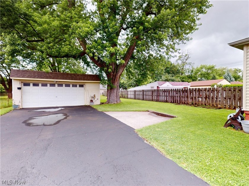 Welcome to this pride-of-ownership Colonial, ideally located - photo 25