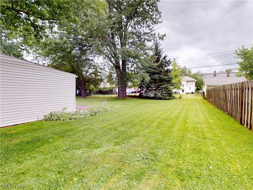 Welcome to this pride-of-ownership Colonial, ideally located - photo 28