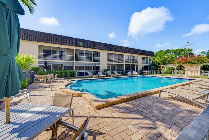 Enjoy easy FL. living in this charming 1-bedroom, 1-bath condo - photo 32
