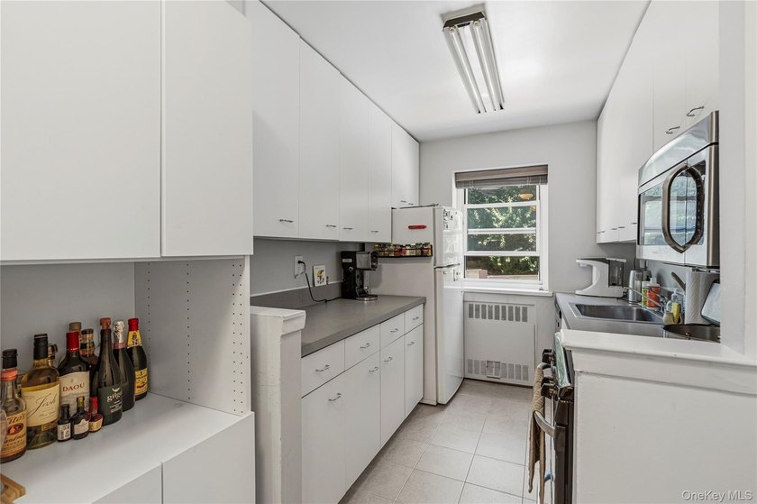 Pet-Friendly Corner Unit with Indoor Garage Parking - Just a - photo 8