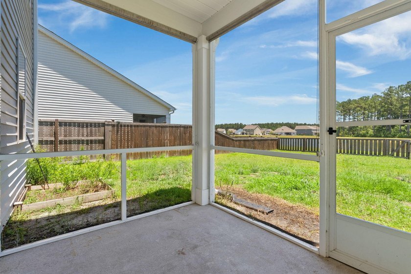 Welcome home to this beautifully maintained property offering - photo 6
