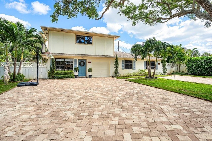 RARE OPPORTUNITY in North Palm Beach with this spacious - photo 2