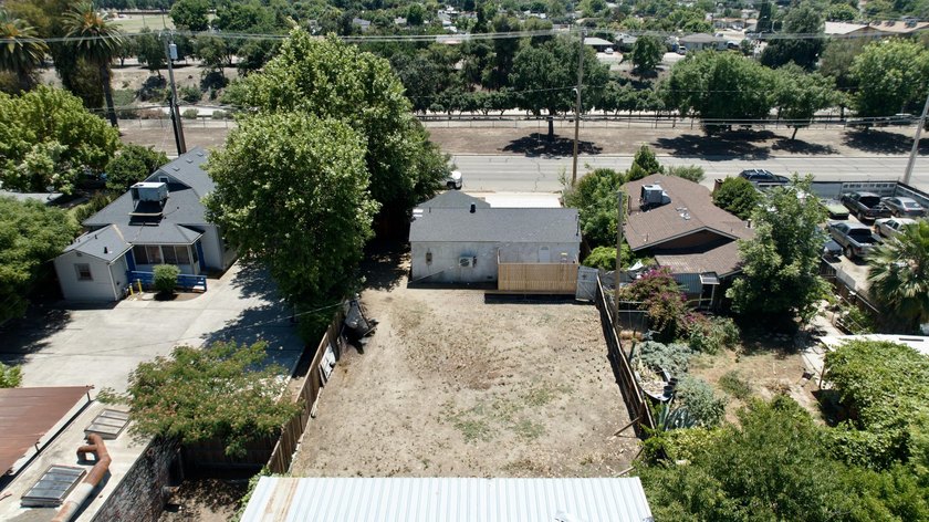 1924 Mixed-use / commercially zoned furnished home within - photo 25