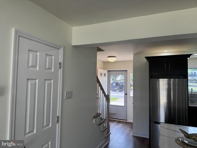 Move right into this beautifully updated 2-bedroom, 1.5-bath - photo 2