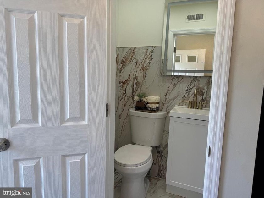 Move right into this beautifully updated 2-bedroom, 1.5-bath - photo 4