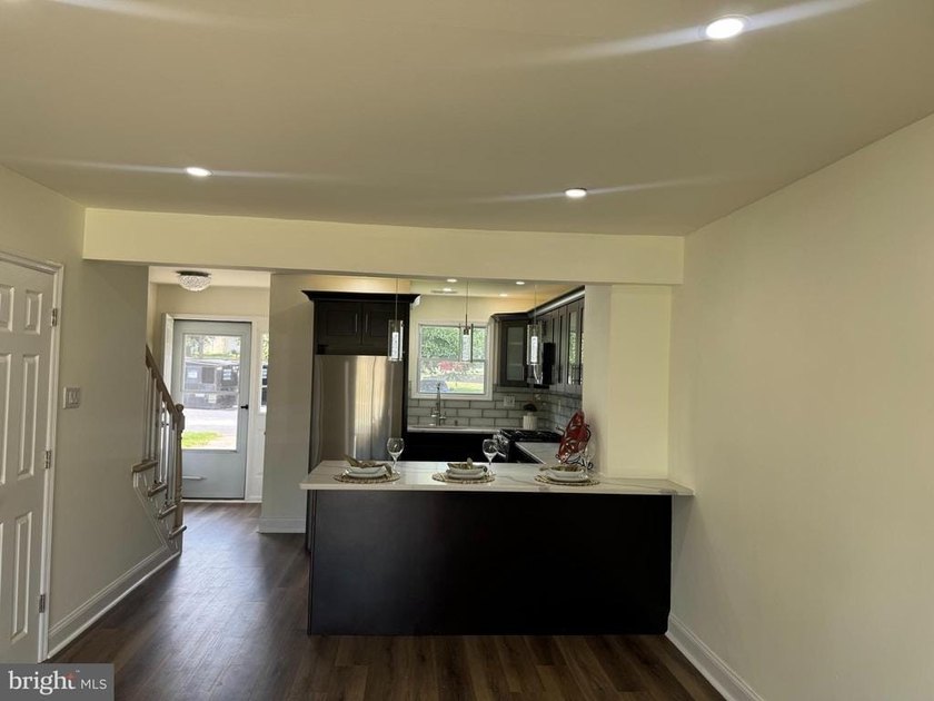 Move right into this beautifully updated 2-bedroom, 1.5-bath - photo 5