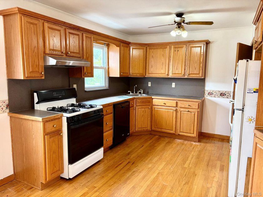 Welcome to this 3 bedroom Ranch on a desirable block in - photo 4