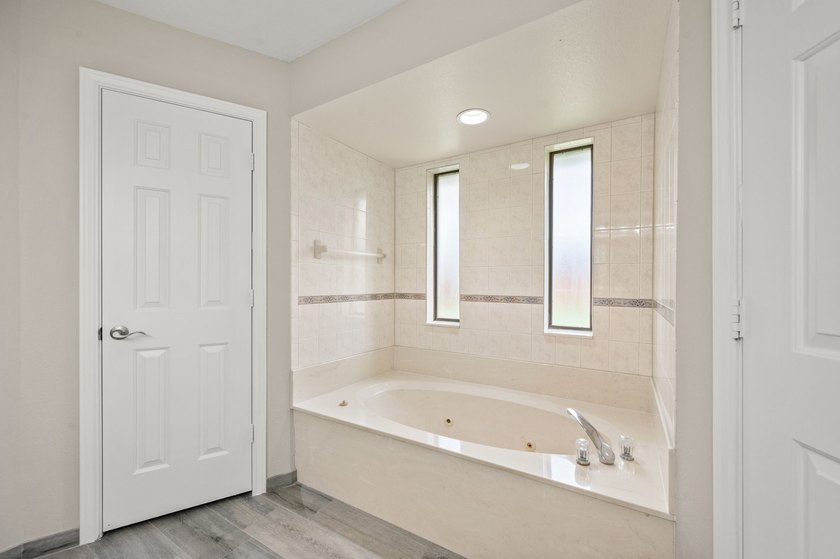 Welcome home to this beautiful 4 bedroom, 3 bathroom 1 story - photo 25