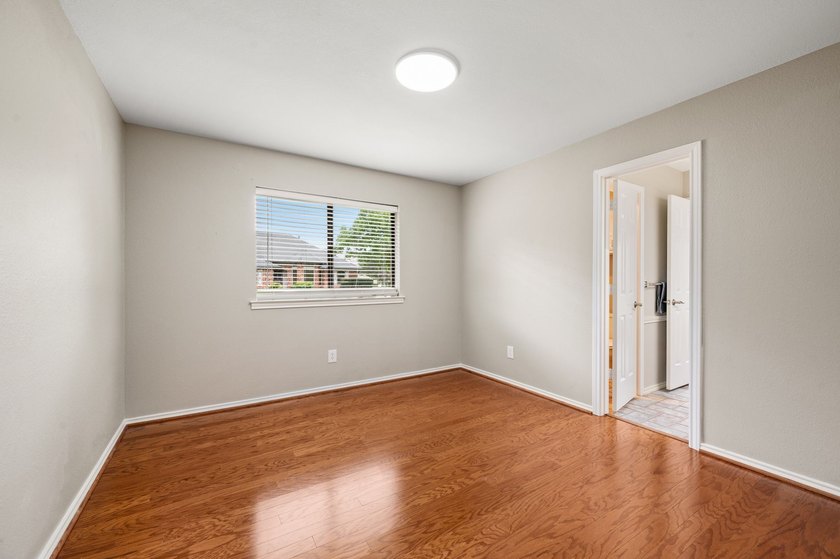 Welcome home to this beautiful 4 bedroom, 3 bathroom 1 story - photo 28