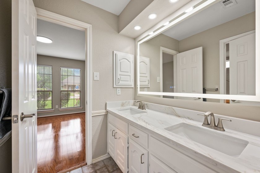 Welcome home to this beautiful 4 bedroom, 3 bathroom 1 story - photo 31