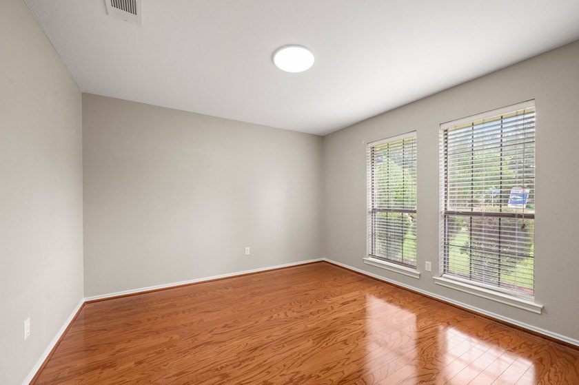 Welcome home to this beautiful 4 bedroom, 3 bathroom 1 story - photo 33