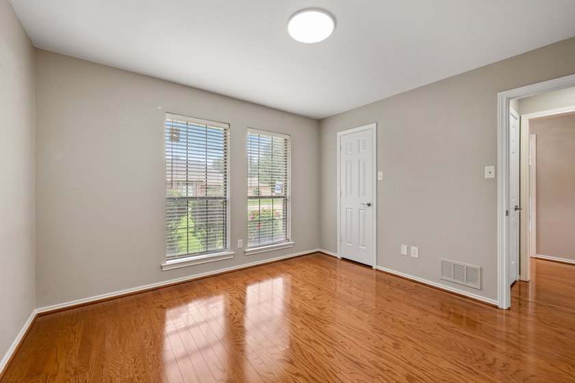 Welcome home to this beautiful 4 bedroom, 3 bathroom 1 story - photo 34
