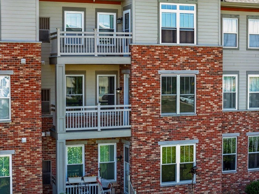 Motivated Seller. 1 Bedroom + Den. Enjoy easy, low-maintenance - photo 3