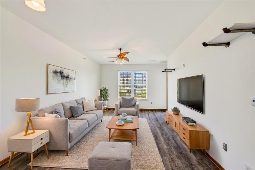 Motivated Seller. 1 Bedroom + Den. Enjoy easy, low-maintenance - photo 4