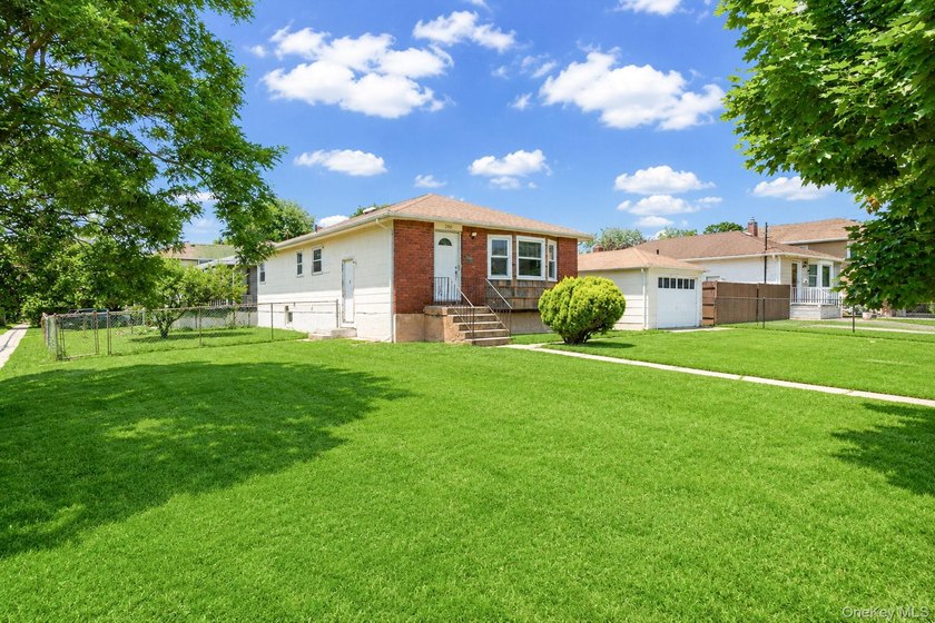Welcome to your bright and inviting 3-bedroom, 2-bath ranch - photo 3