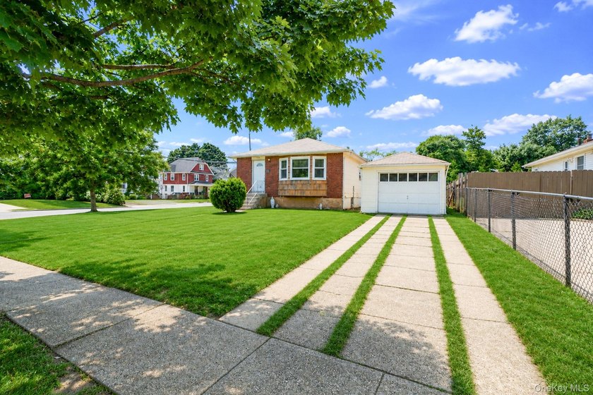 Welcome to your bright and inviting 3-bedroom, 2-bath ranch - photo 4