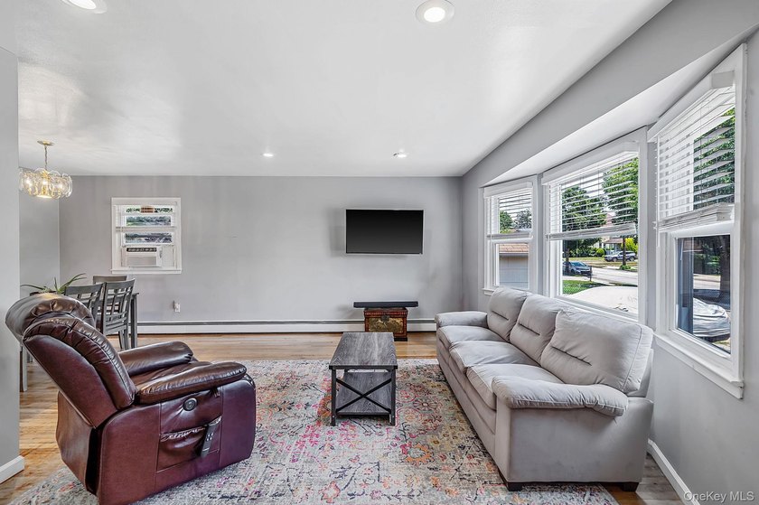 Welcome to your bright and inviting 3-bedroom, 2-bath ranch - photo 6