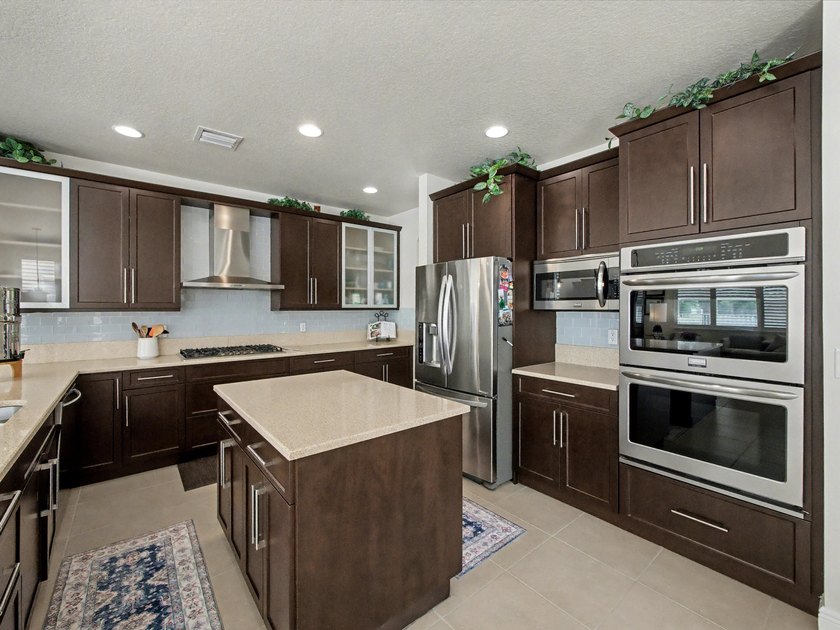 This stunning 5-bedroom, 4-bathroom residence offers the perfect - photo 9
