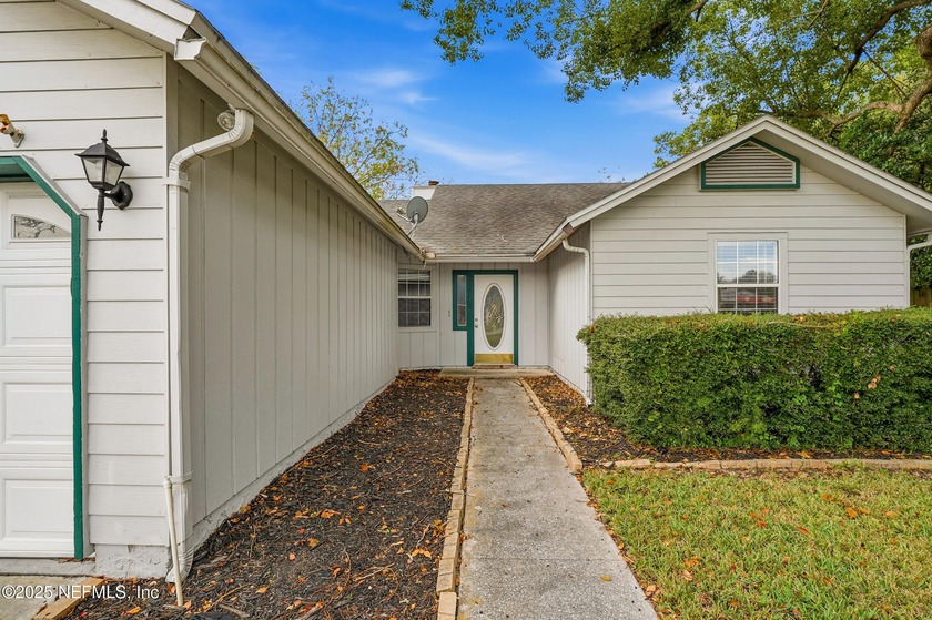 ***BACK ON MARKET - Buyer Financing Fell Through*** Set in a - photo 2