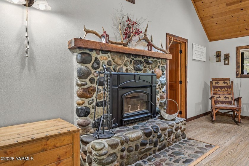 Welcome to Your Mountain Oasis: The Perfect Blend of Rustic - photo 22