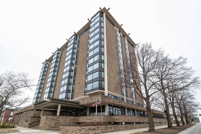 Take in sweeping 9th-floor views and a comfortable, easy-living - photo 24