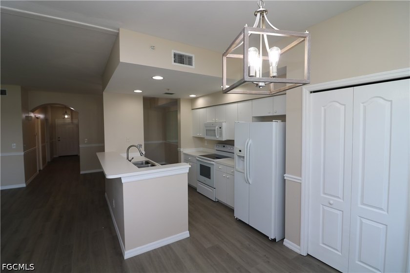 Welcome to Heritage Cove, one of Fort Myers' premier 55+ gated - photo 9
