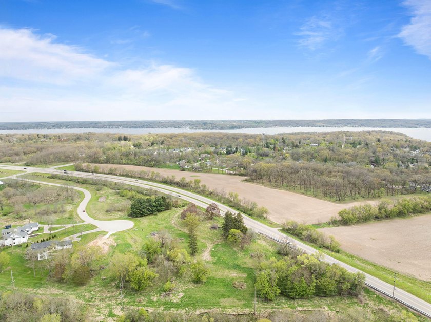 Large Lot and Perfect Location between Lake Geneva and Williams - photo 23