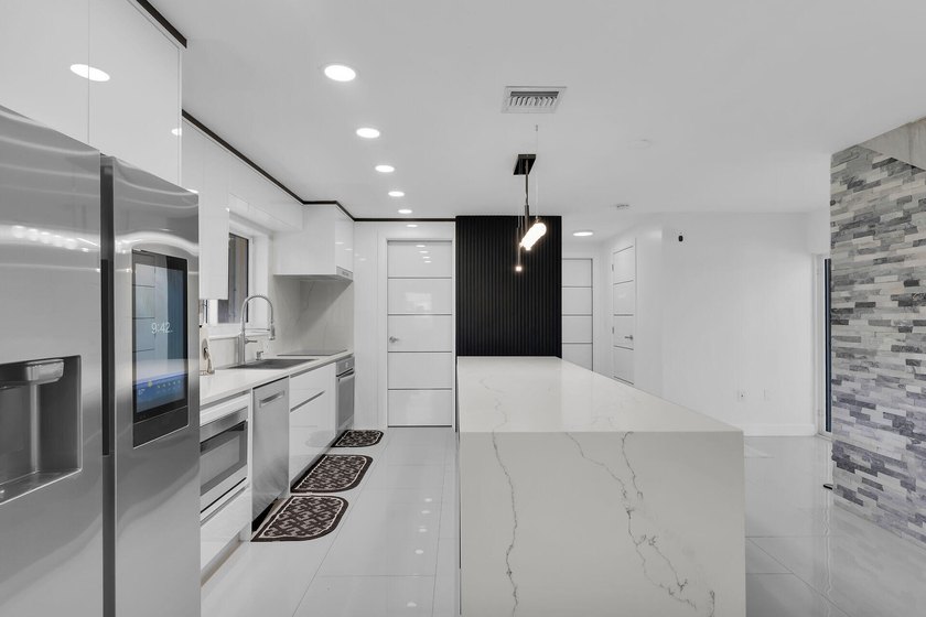 Extensively renovated CBS pool home in desirable Duck Key - photo 6