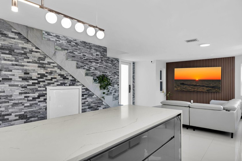 Extensively renovated CBS pool home in desirable Duck Key - photo 7