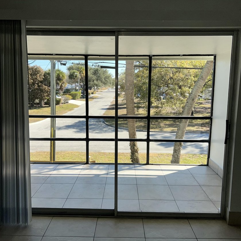 Welcome to easy Florida living in this bright, very clean - photo 12