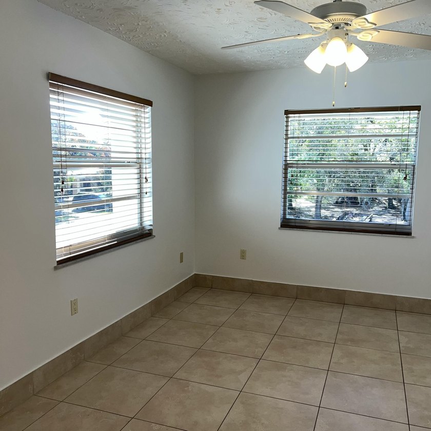 Welcome to easy Florida living in this bright, very clean - photo 18