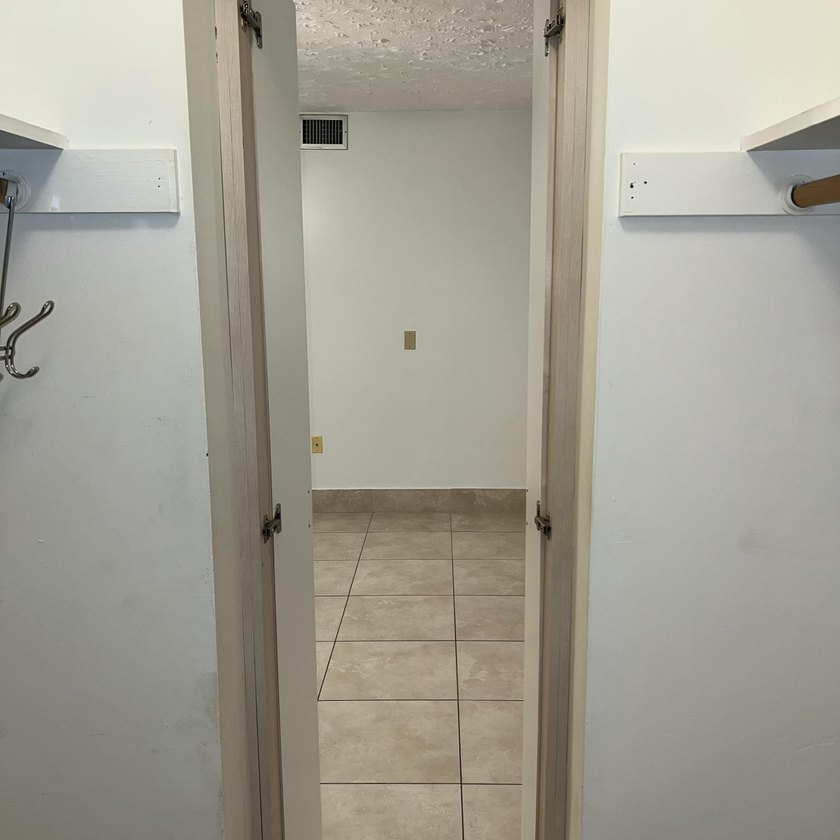 Welcome to easy Florida living in this bright, very clean - photo 19