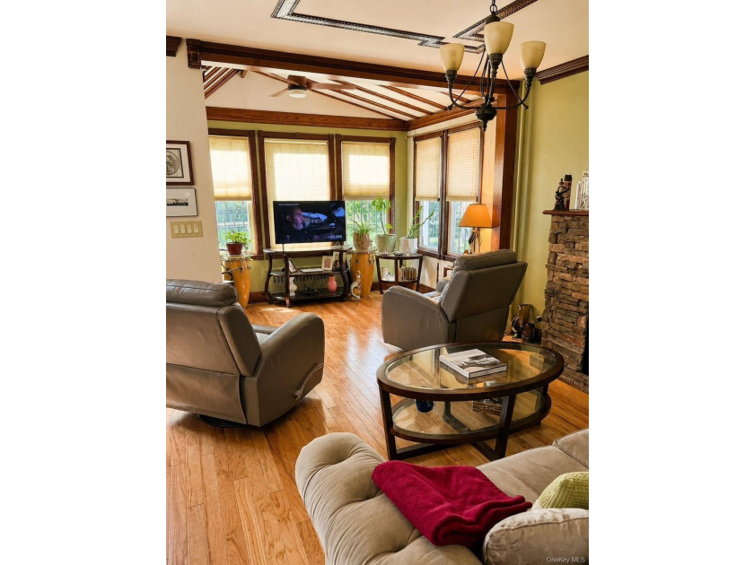Charming detached Tudor style one family home in Jamaica Hills - photo 2