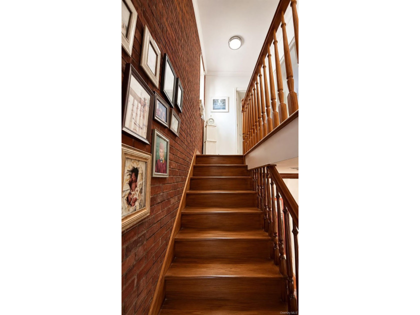 Charming detached Tudor style one family home in Jamaica Hills - photo 8
