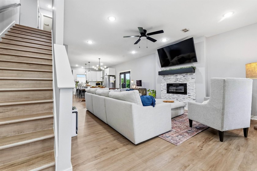 Beautifully designed with a bright, open layout and modern - photo 3