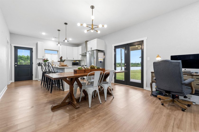 Beautifully designed with a bright, open layout and modern - photo 8
