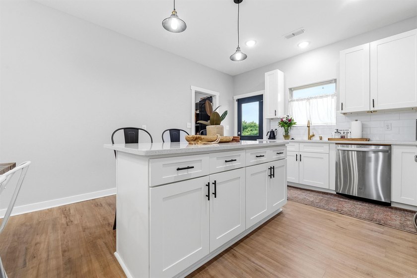 Beautifully designed with a bright, open layout and modern - photo 10