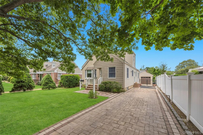 This beautifully renovated Cape in Oceanside offers 3 bedrooms - photo 2