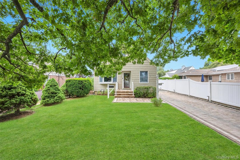 This beautifully renovated Cape in Oceanside offers 3 bedrooms - photo 4